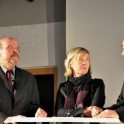 Prof. Dr. Peter Schwenkmezger, Ministerin Doris Ahnen und Prof. Dr. Axel G. Schmidt im Gespräch während der Talkrunde.