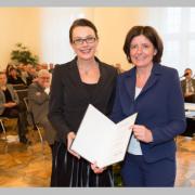 Ministerpräsidentin Malu Dreyer überreicht den Verdienstorden des Landes an Prof. Dr. Claudine Moulin. Foto: Reiner Voß/Bildergalerie rlp